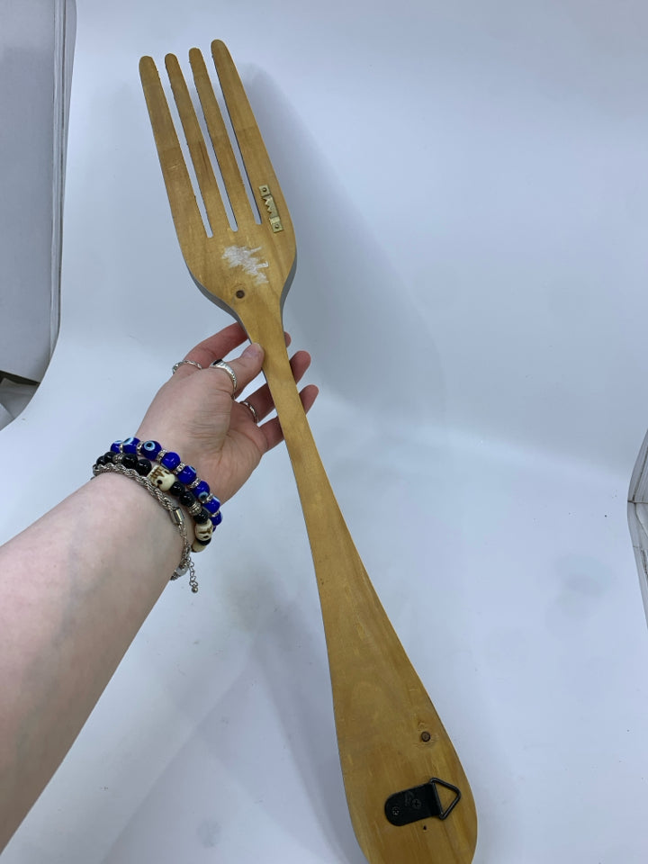 GRAY DISTRESSED WOODEN FORK WALL HANGING.