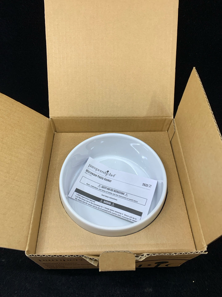 NIB MICROWAVE PASTA COOKER PAMPERED CHEF.