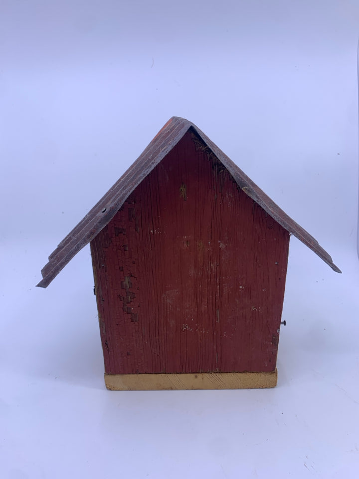 RED DISTRESSED BIRD HOUSE.