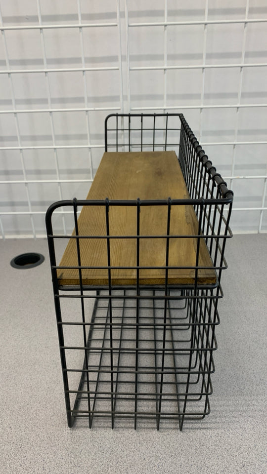 DIVIDED METAL WALL MOUNT W/SHELF.