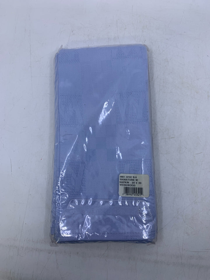 NIP 4 LIGHT BLUE NAPKINS.