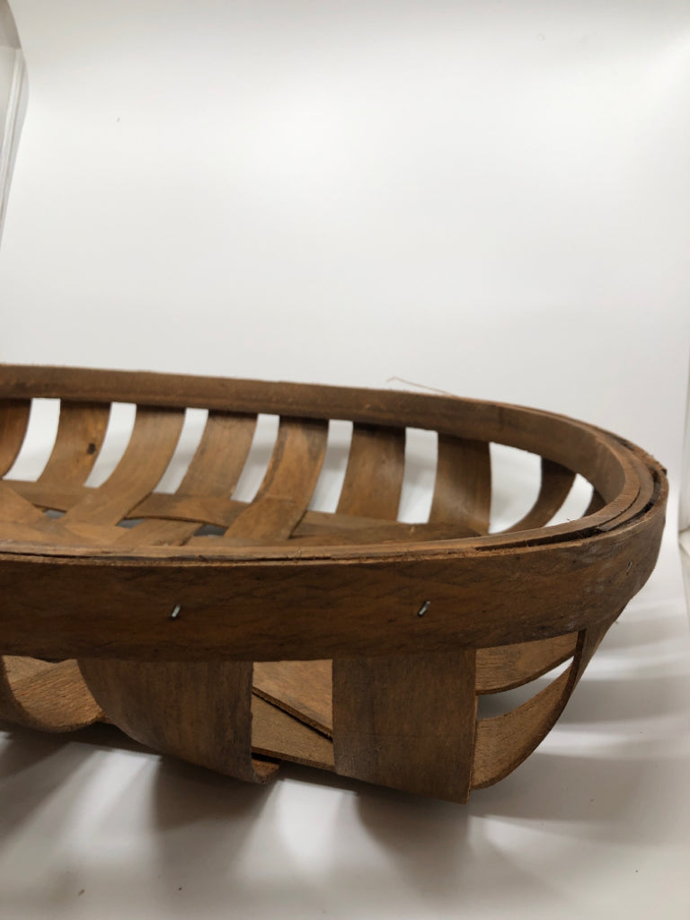 BROWN WICKER TOBACCO BASKET TRAY.
