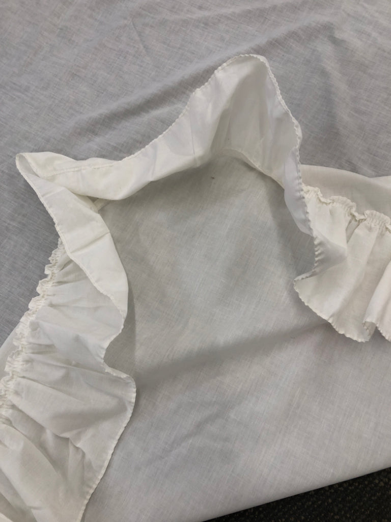 WHITE ROUND COTTON RUFFLED TABLECLOTH.