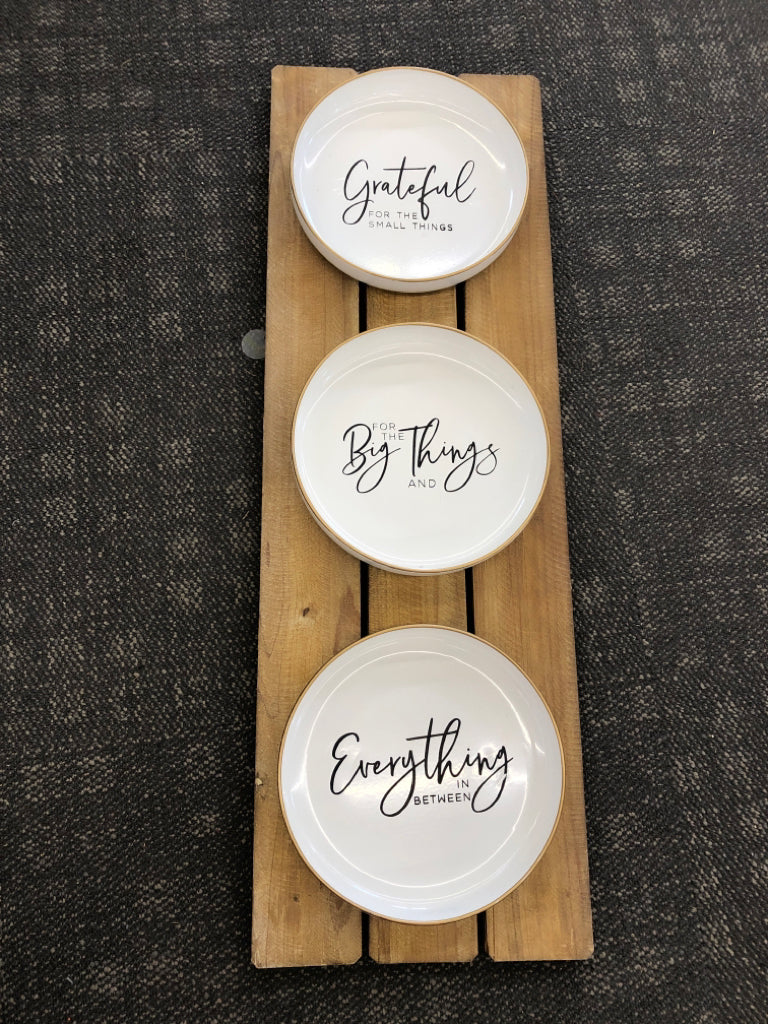 WHITE ENAMEL PLATES W SAYING WALL ART- GRATEFUL.