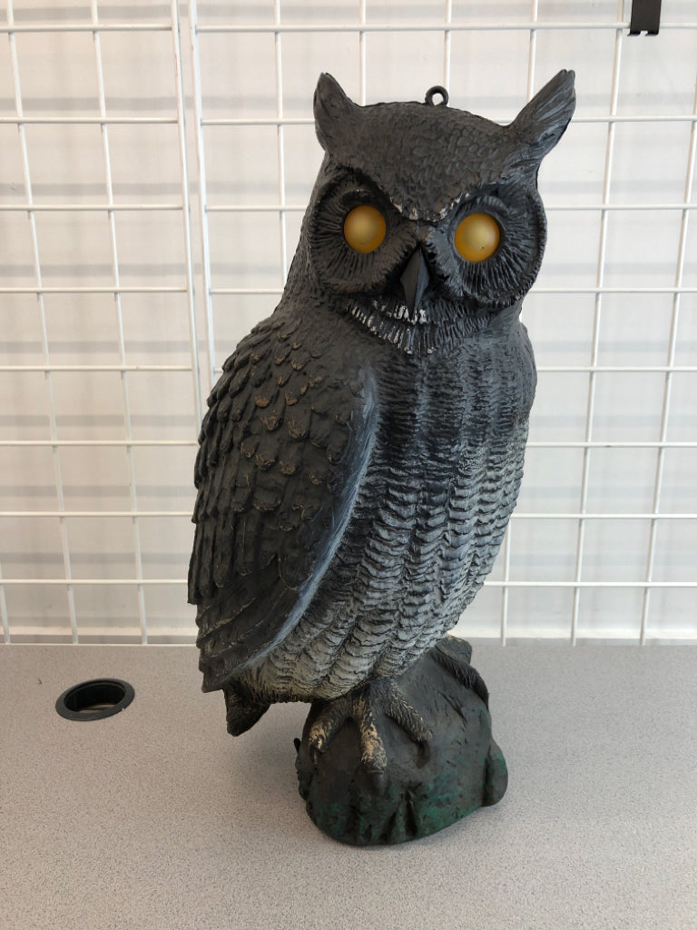VTG PLASTIC OWL GARDEN DECOR- ITALY BLOWN MOLD.