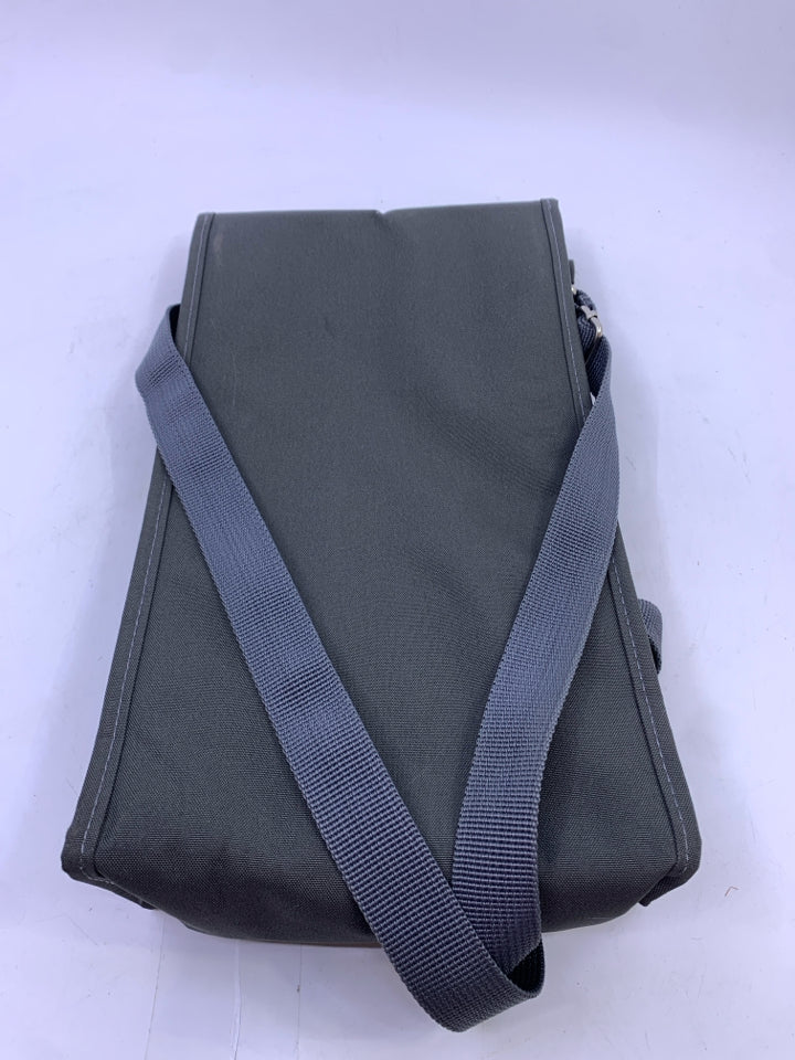 GREY WINE TRAVEL HOLDER W/ WHITE FLOWER KOKO.