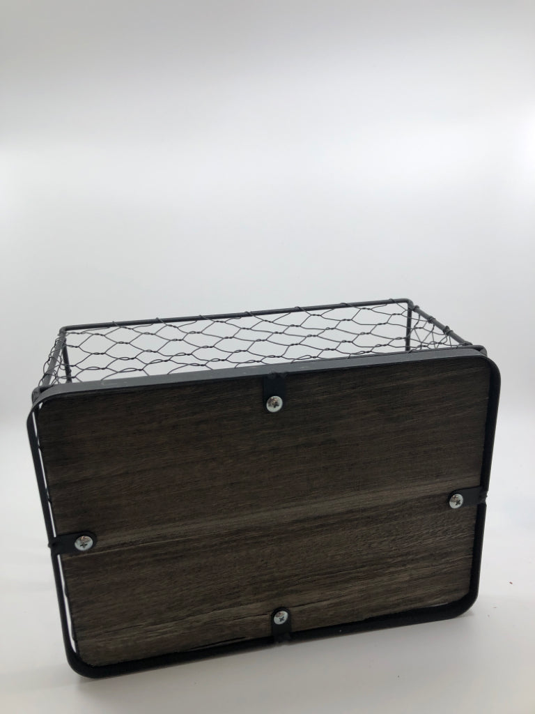SM RUSTIC WIRE BASKET.