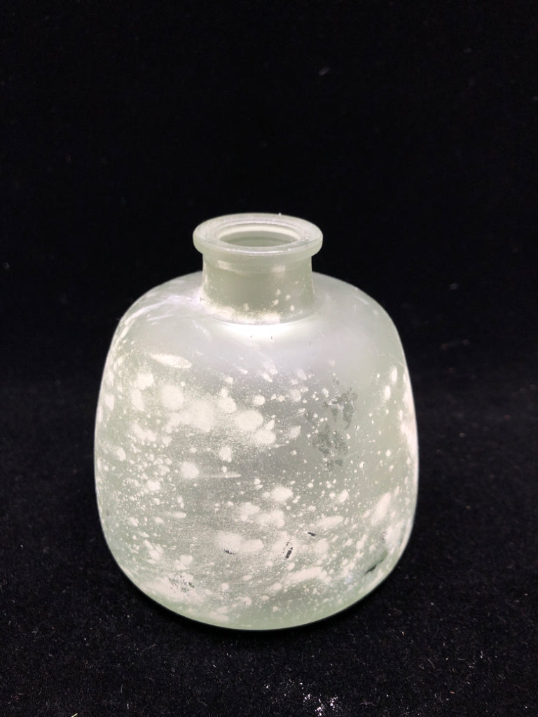 SM FROSTED GREEN/WHITE BUD VASE.