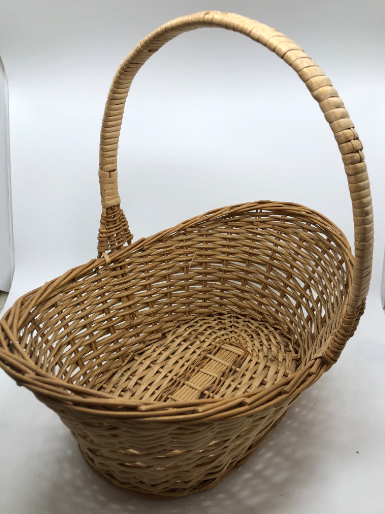 WICKER BASKET W/HANDLE.