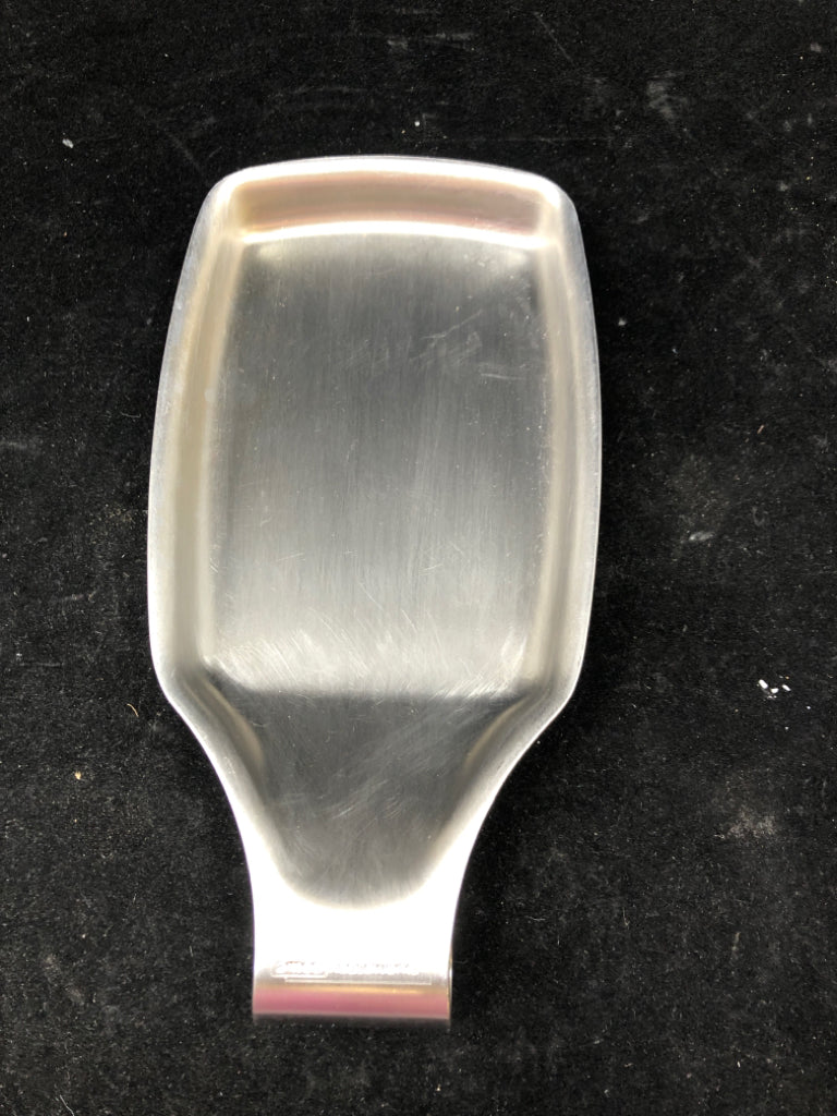 SQUARE METAL SPOON REST.