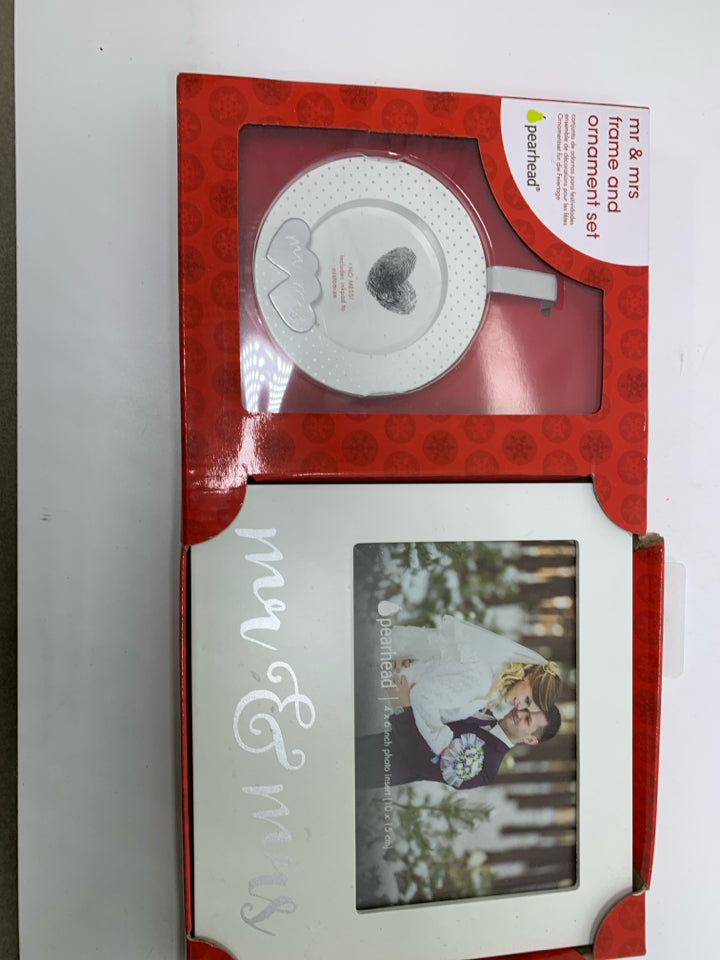 NIP MR MRS FRAME & ORNAMENT SET.