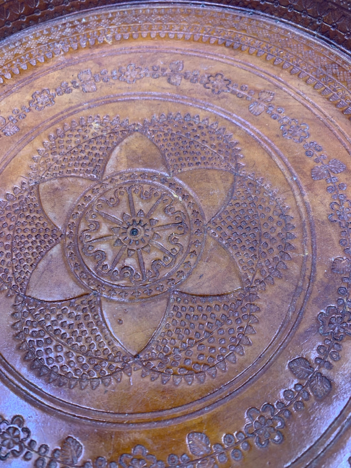 EMBOSSED BROWN CIRCLE TRAY.