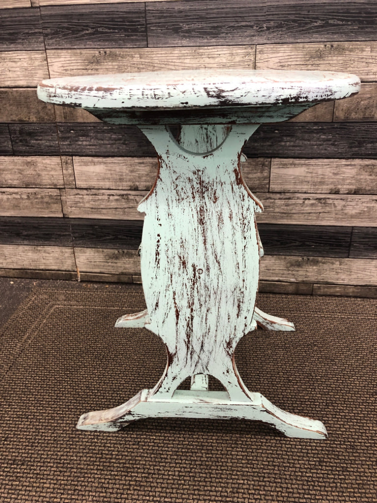 BLUE DISTRESSED OVAL SIDE TABLE.
