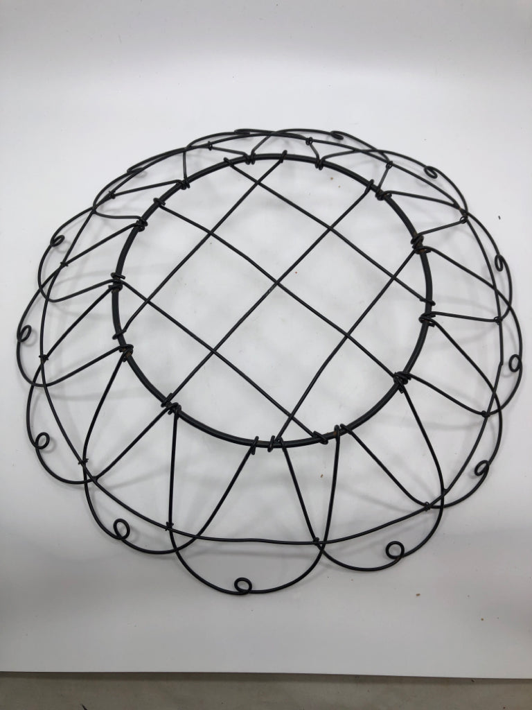 METAL LOOP FRUIT BOWL.