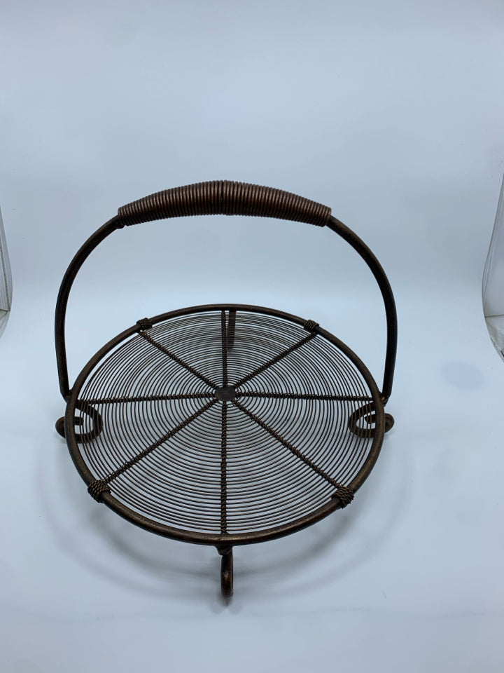 COPPER FOOTED WIRE PLATTER W/HANDLE.