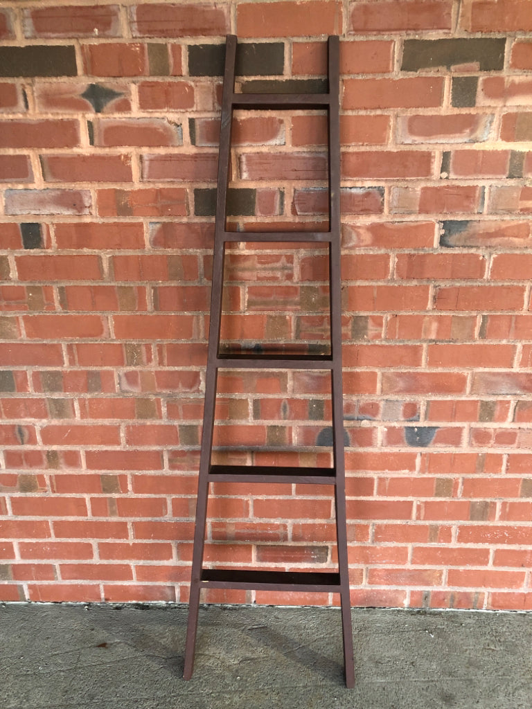 PRIMITIVE LADDER DECOR.