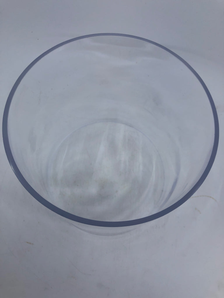 LARGE ROUND GLASS HURRICANE IN METAL HOLDER.