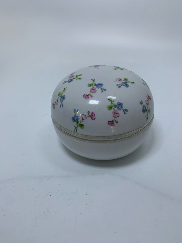 CIRCLE TRINKET BOX W/ SMALL FLORAL DETAILS SILVER RIM.