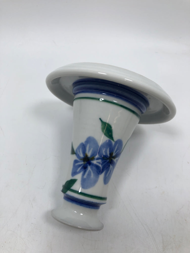 2 BLUE FLORAL CERAMIC CANDLESTICK HOLDERS.
