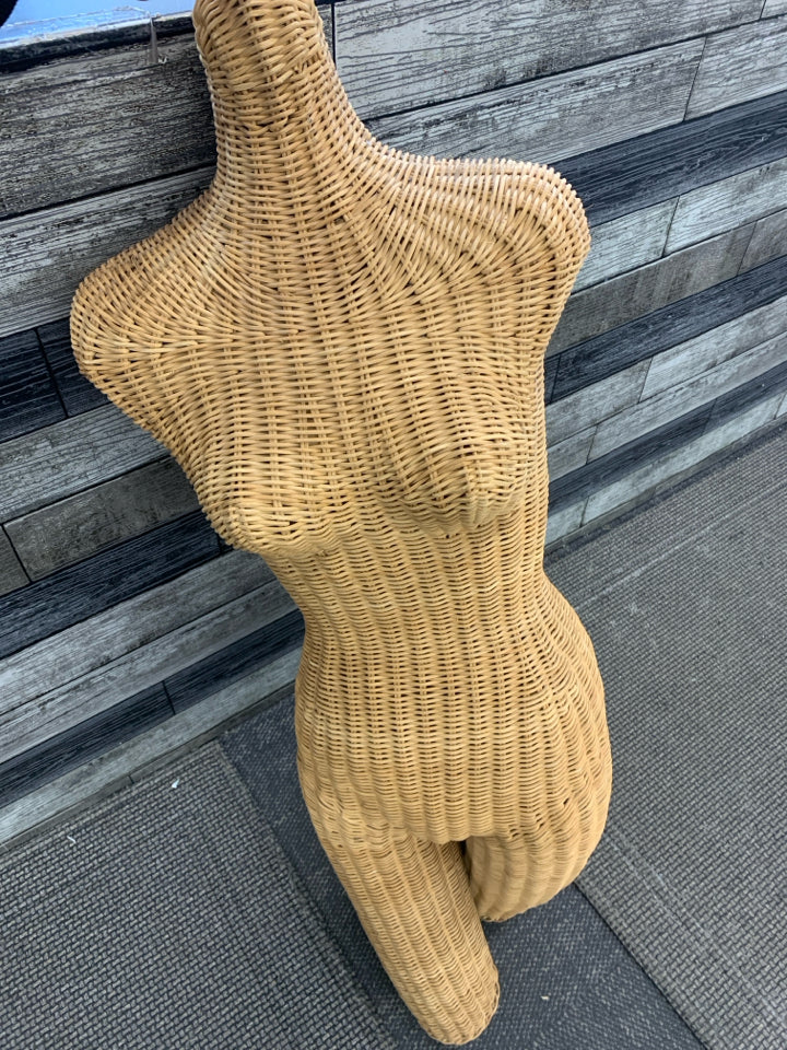 WICKER MANNEQUIN BUST.