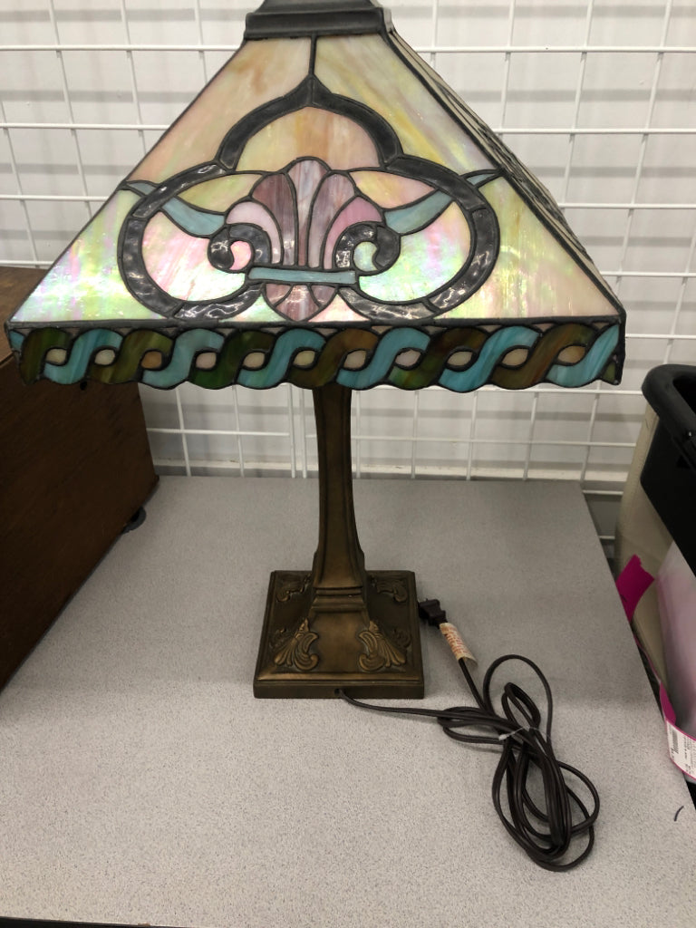 STAINED GLASS SHADE DOUBLE BULB LAMP.