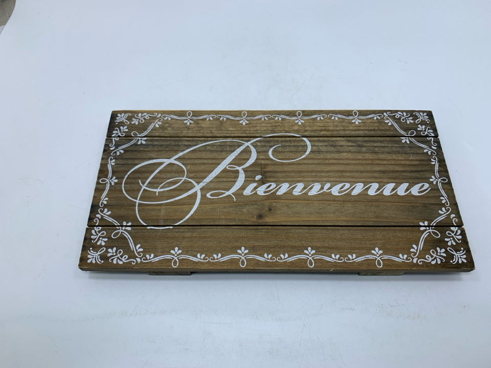WOOD WELCOME SIGN IN DIFFERENT LANGUAGE.