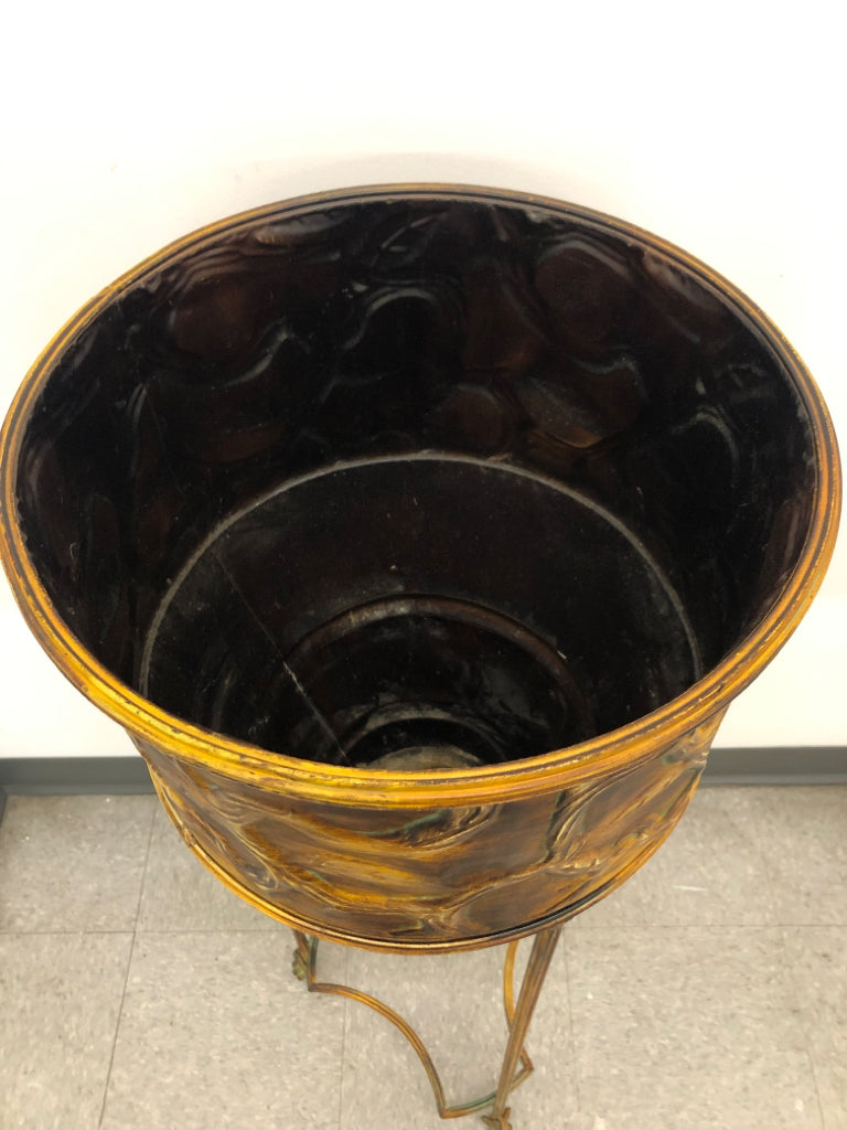 LARGE METAL TAN TEXTURED PLANTER IN STAND.
