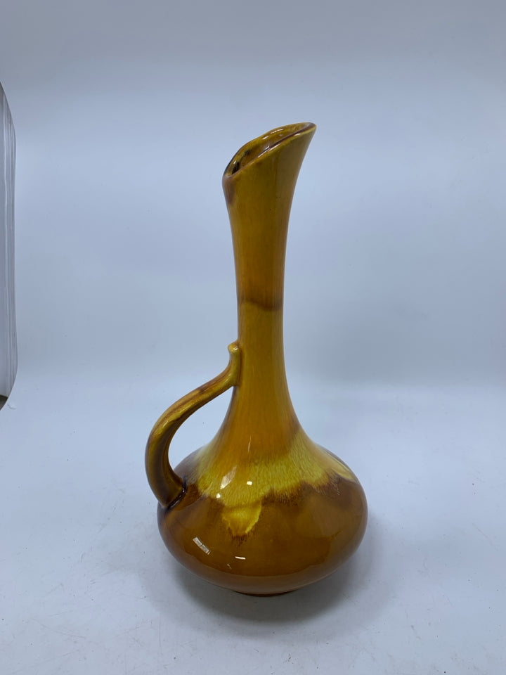 OMBRE FOOTED VASE W/ LONG NECK ONE HANDLE.