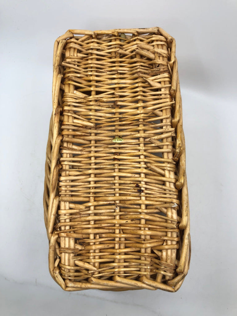 SM WICKER BASKET W/WOODEN HANDLES.
