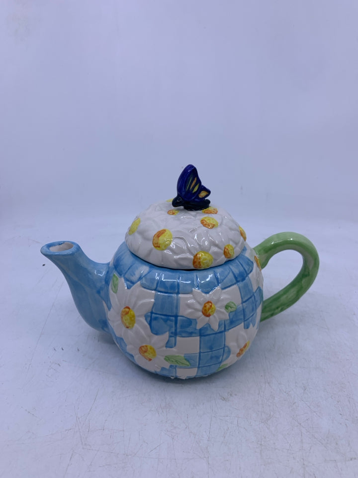 SMALL LIGHT BLUE CHECKERED W/ EMBOSSED DAISIES.