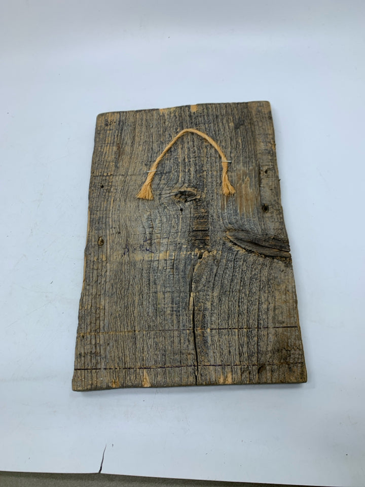 WOOD PLAQUE W/ PAINTED RADISH BUNDLE RUSTIC LOOKING.