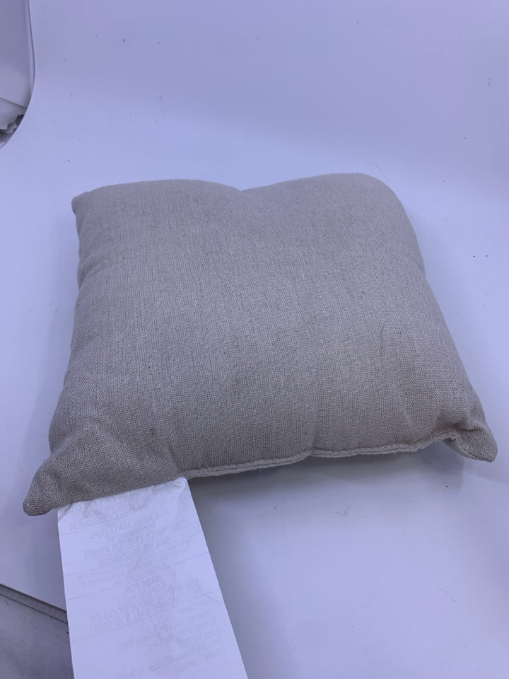GREEN FRIENDS GOURD PILLOW.