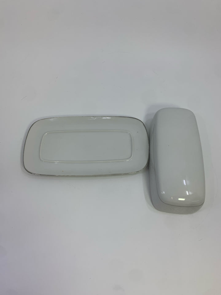 COVERED BUTTER DISH W/WHITE TEXTURED DETAIL.