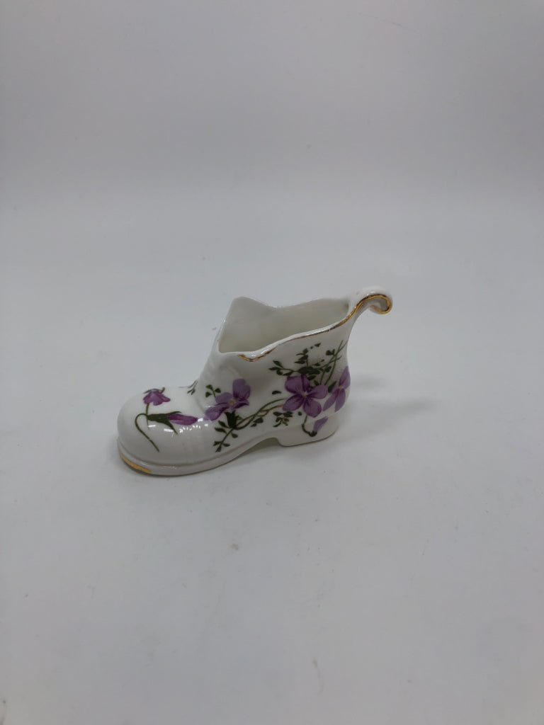 MINI PORCELAIN SHOE W/PURPLE FLOWERS AND GOLD TRIM.