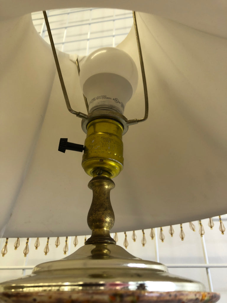 COLORFUL SPECKLED LAMP W/BEIGE SHADE & BEADS.