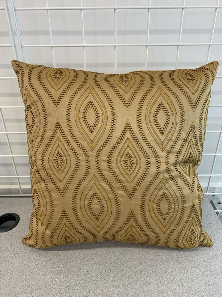 BEIGE AND GOLD GEOMETRIC PATTERN PILLOW.