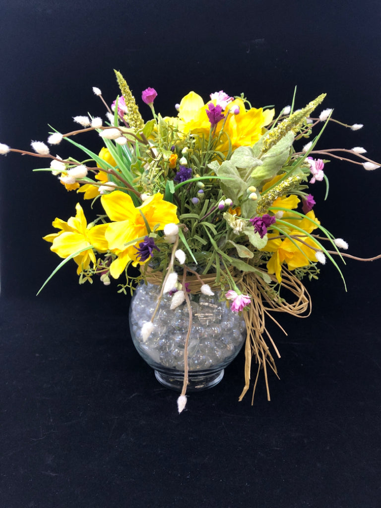 FAUX DAFFODIL BOUQUET IN GLASS VASE W/CLEAR MARBLES.
