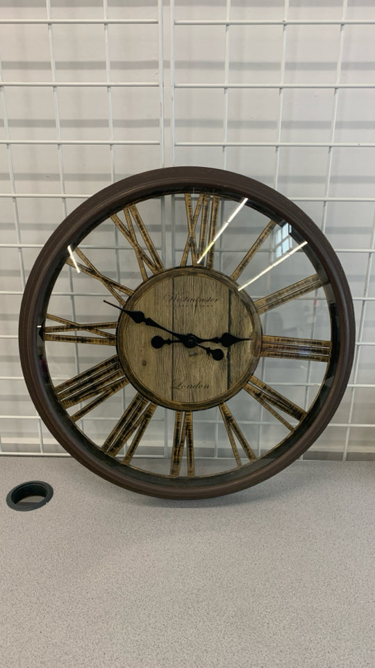 BROWN PLASTIC ROUND WALL CLOCK.