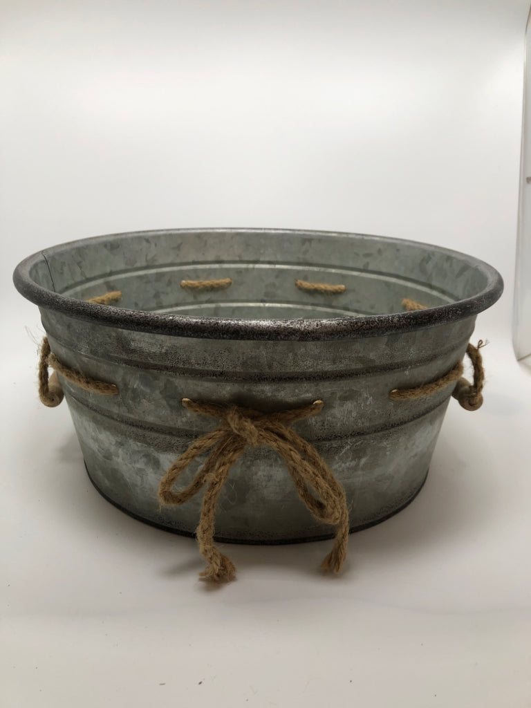 GALVANIZED TIN STORAGE BUCKET.