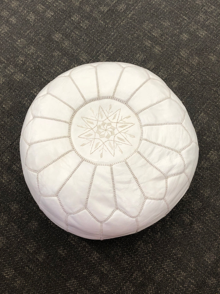 WHITE LEATHER MEDALLION POUF.