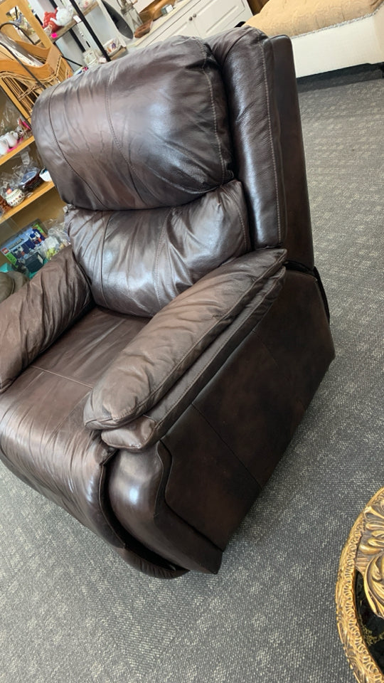 BROWN LEATHER RECLINER.