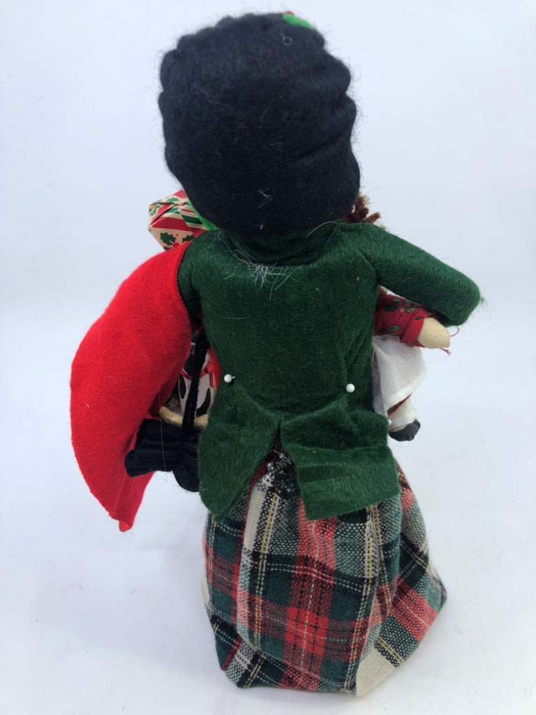 BYERS' CHOICE WOMAN HOLDING PRESENTS IN GREEN COAT-1996.