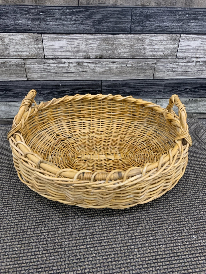 SHALLOW WOVEN BASKET.