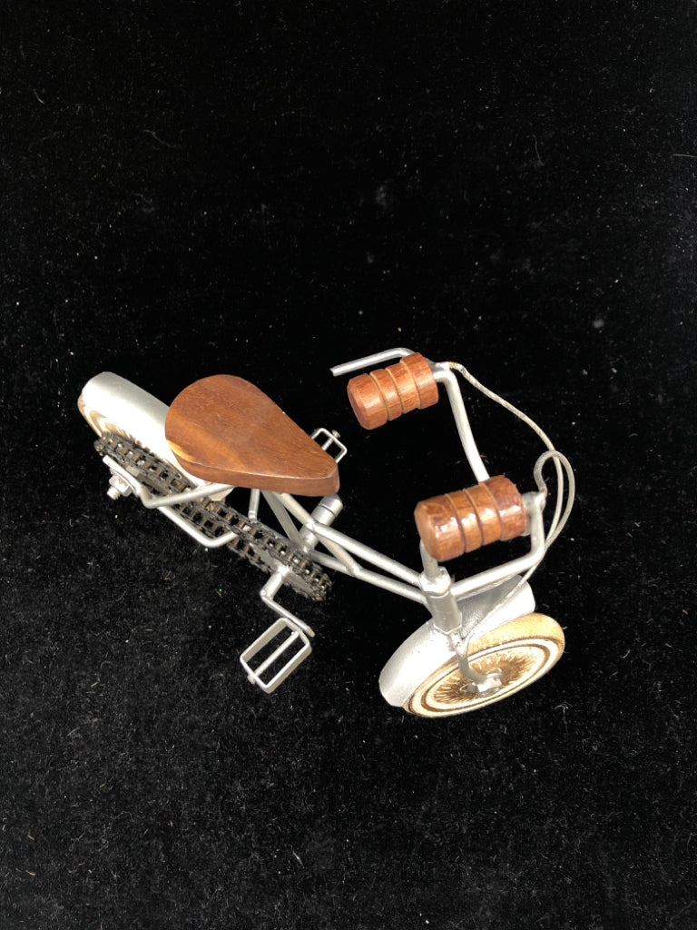 SMALL METAL BICYCLE W/ WOOD HANDLES WELDED DECOR.