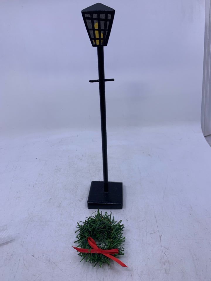 COUNTRY CAROLERS WOOD LIGHT POST W/ WREATH/ 12 "H