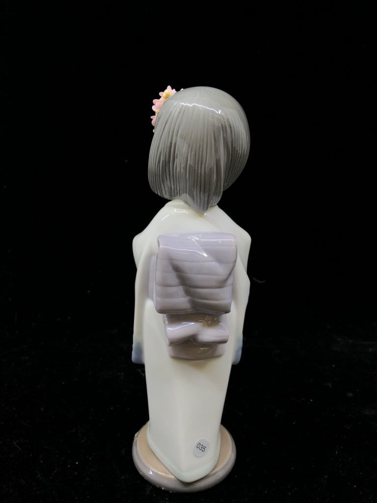 LLADRO GIRL HOLDING PINK FLORAL W ARMS CLOSED.