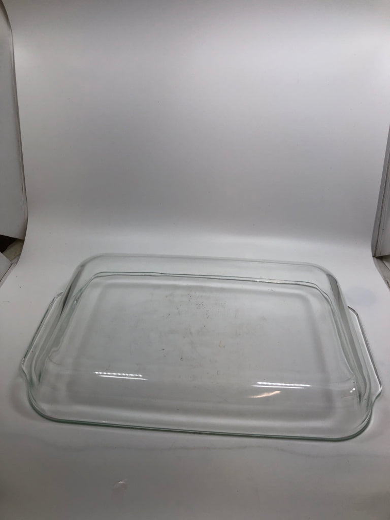 CLEAR PYREX BAKING DISH.
