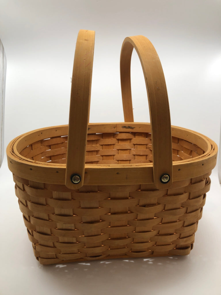 WOVEN WICKER BASKET W/HANDLES.
