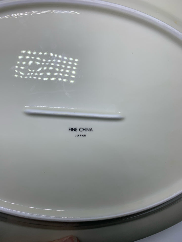 IVORY OVAL PLATTER W/ HOLLY BOARDED EDGE.
