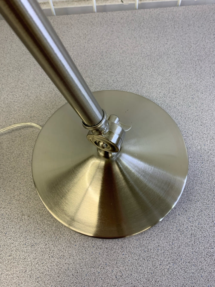 METAL STUDY LAMP ADJUSTABLE.